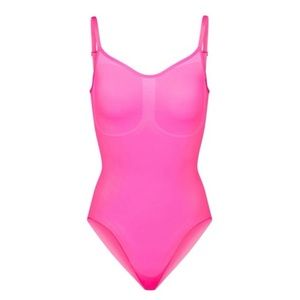 New! Skims KKW SCULPTING BODYSUIT
NEON ORCHID / L/XL